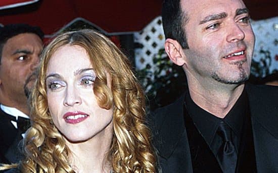 Madonna y su hermano Chris Ciccone se llevaban súper bien y de hecho él era su secretario particular, hasta que ella lo despidió y él escribió un libro en el que contaba todas las cosas malas de su hermana con pelos y señales; la Reina del Pop nunca en su vida lo perdonó y ahora él vive en la pobreza.