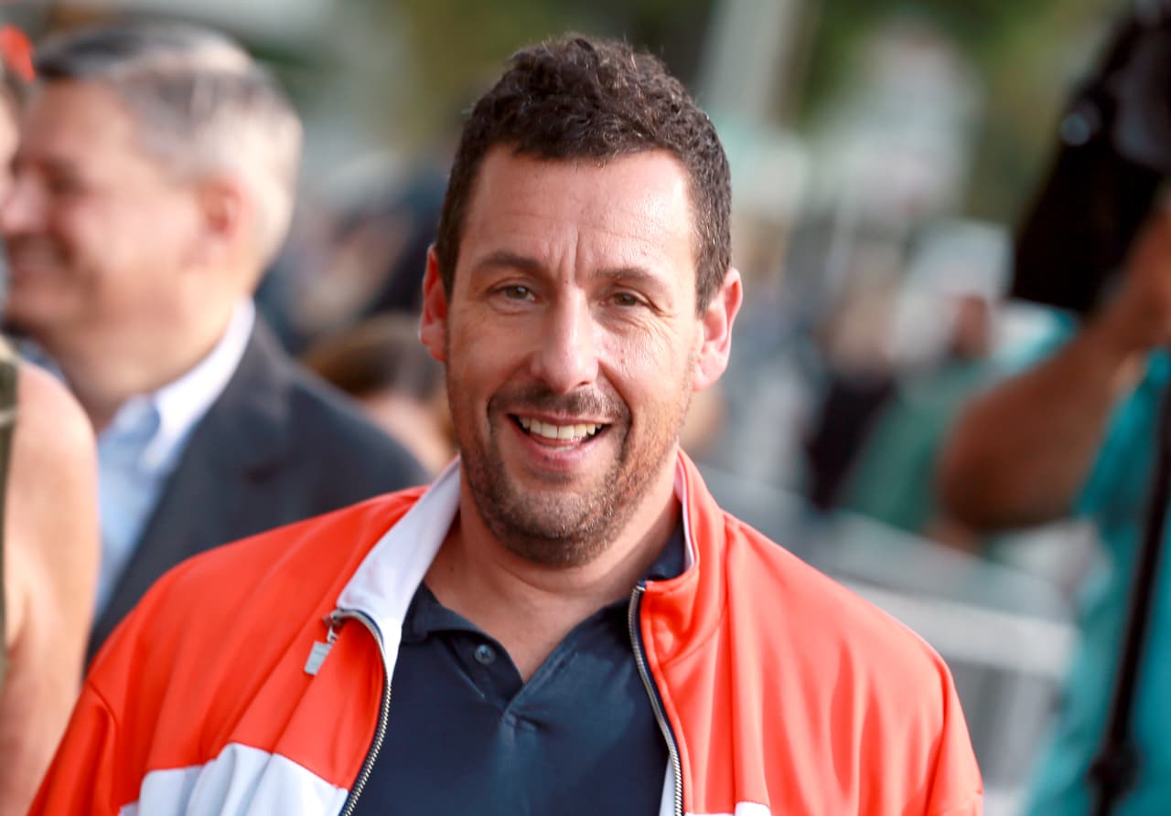 <b>Adam Sandler</b>
<br>
<a href="https://www.univision.com/entretenimiento/cine-y-series/adam-sandler-por-que-es-tan-popular-y-tan-criticado-al-mismo-tiempo">Adam Sandler es una de las estrellas de la comedia en Hollywood</a> y una de sus películas más reconocidas es 'Como si fuera la primera vez', donde encarnó Henry Roth, un hombre que encuentra a la chica de sus sueños, pero descubre que tiene problemas de memoria.