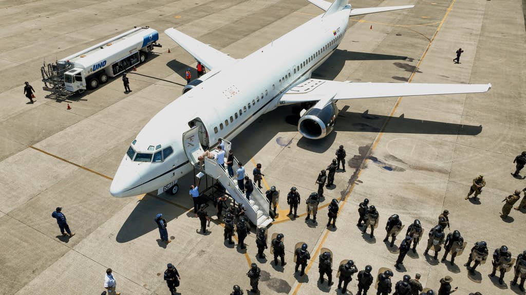 Venezuela libera a 12 presos políticos tras intercambio de prisioneros negociado con EEUU y El Salvador, reporta ONG
