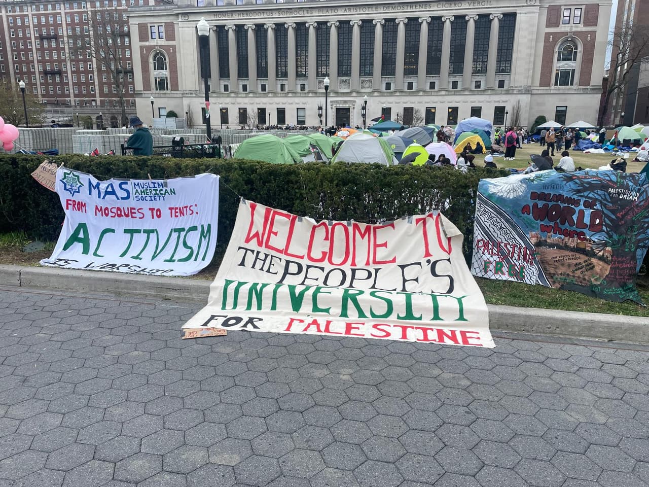 Manifestantes piden al gobierno de Israel detener la guerra en la Franja de Gaza.
