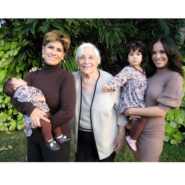 Aquí vemos a Karlita en sus primeros años de mamá junto a su madre, María Goretti y su fallecida abuela Andreita, como ella le decía de cariño.