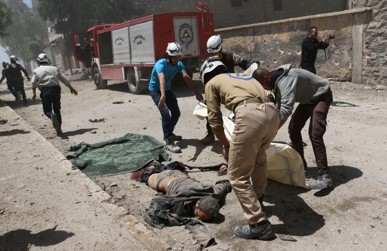 Voluntarios de protección civil de Siria a retiran cuerpos después de un ataque aéreo reportado en la zona oriental controlada por los rebeldes de Bab al- Nayrab en la segunda ciudad de Siria, Alepo , el 29 de abril de 2016.
