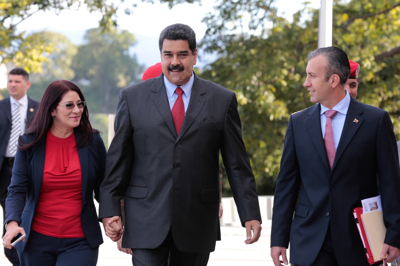 El Aissami camina junto al presidente Maduro y la primera dama Cilia Flores, tras ser nombrado vicepresidente.