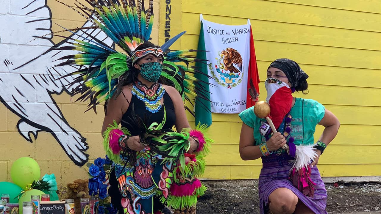 Como parte del tributo que rinden a Guillén, han acudido con danzas protagonizadas por tradicionales matachines.