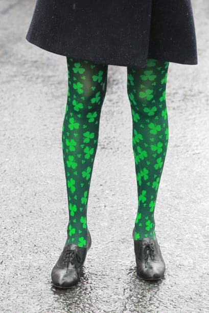 Miles de personas vestidas con alguna prenda verde colmaron las plazas y aceras.