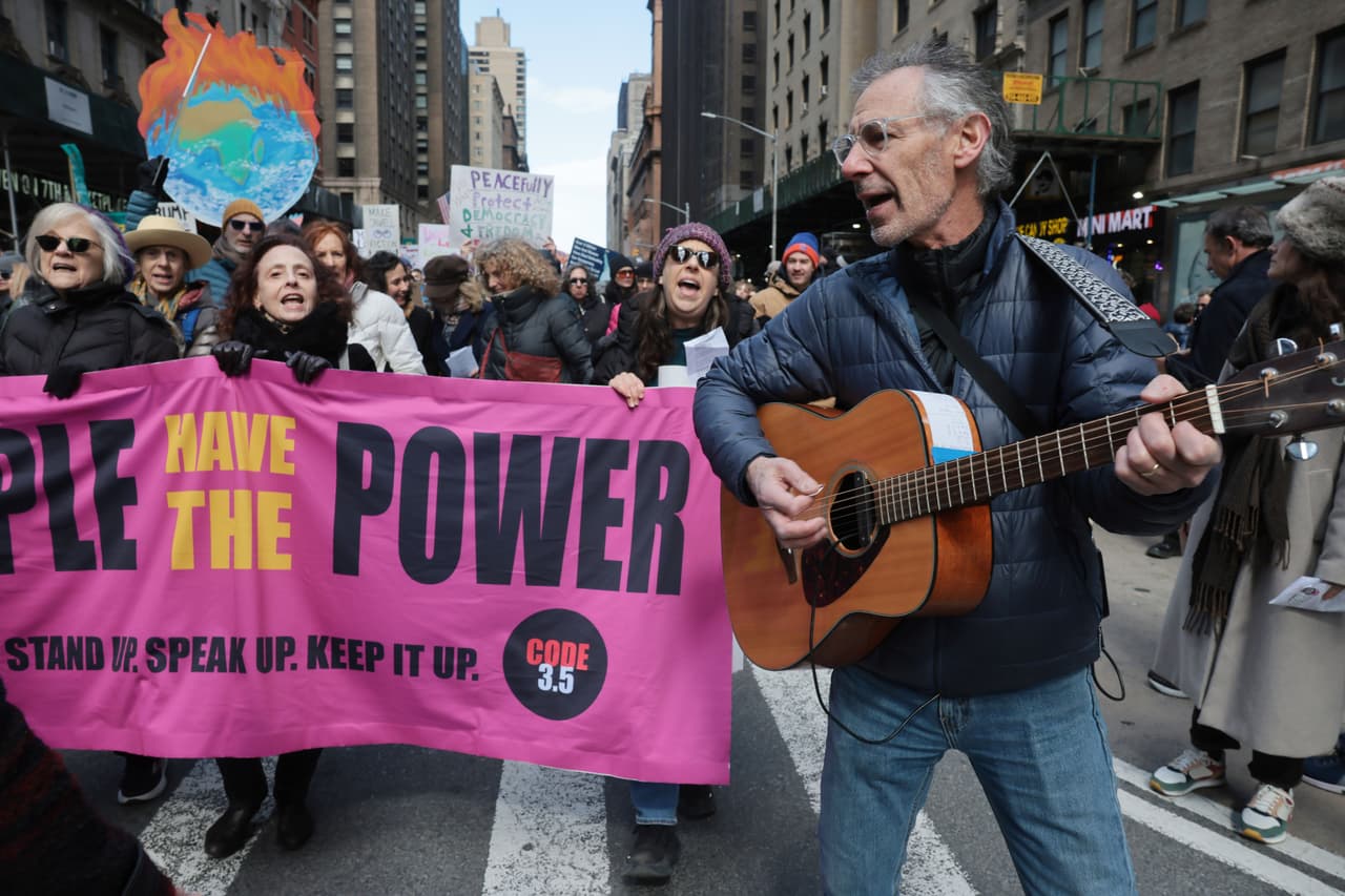 "La gente tiene el poder" se lee en pancartas y suena en cánticos de las multitudes en Nueva York.