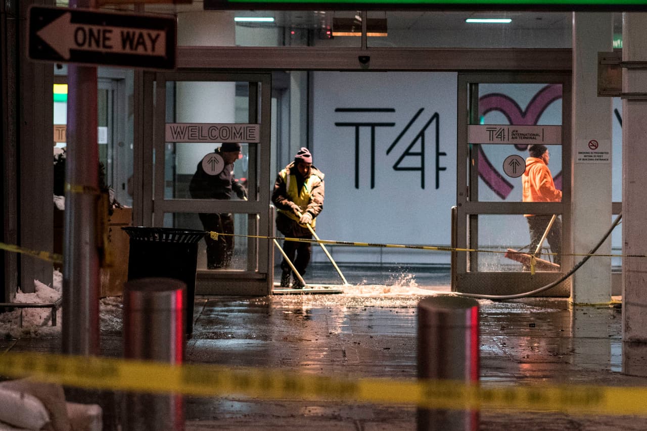 Los vuelos internacionales fueron suspendidos en la inundada terminal inundada en ese aeropuerto, el principal de Nueva York.