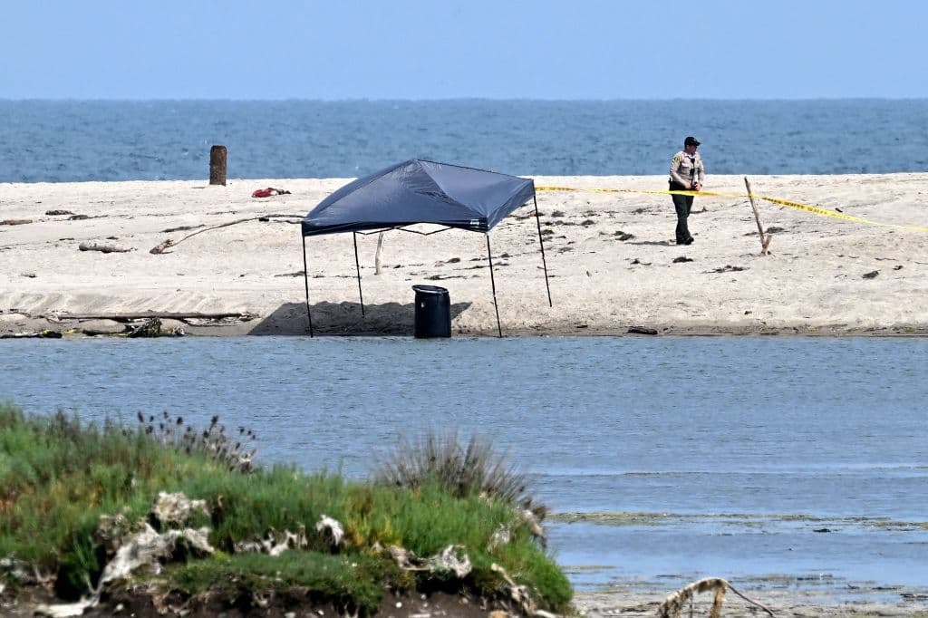 A quienes tengan información que permita esclarecer este caso, los detectives de Homicidios les piden llamar al 323-890-5500. También pueden enviar pistas de forma anónima a través de Crime Stoppers, en el 800-222-TIPS o de su
<b><a href="http://lacrimestoppers.org" target="_blank">página web</a></b>.