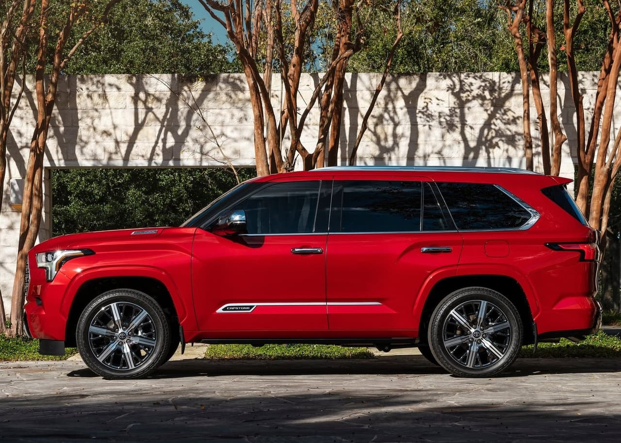 La Toyota Sequoia 2023 se rejuvenece adoptando un estilo moderno, una cabina tecnológica y un sistema de propulsión híbrido.