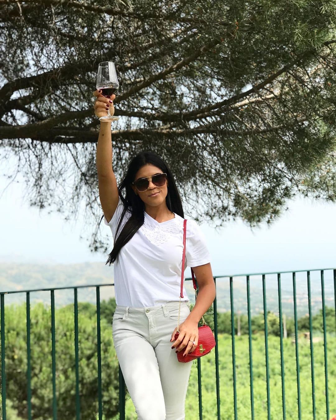 En sus vacaciones en Italia optó por prendas básicas para poder recorrer cómodamente las tierras europeas. Francisca nos muestra en esta imagen que puedes resaltar el color blanco con accesorios en tonos llamativos.
<br>