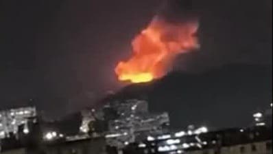 Fuertes explosiones, columnas de humo y sobrevuelo de aviones sacuden a Caracas, Venezuela