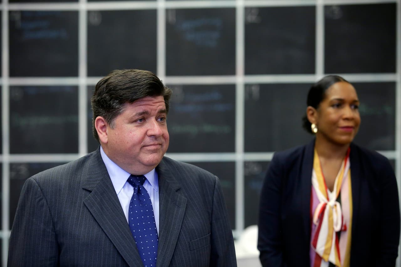 Los 19 aumentos de impuestos y tarifas de Pritzker hacen un total de $6.9 mil millones de dólares 