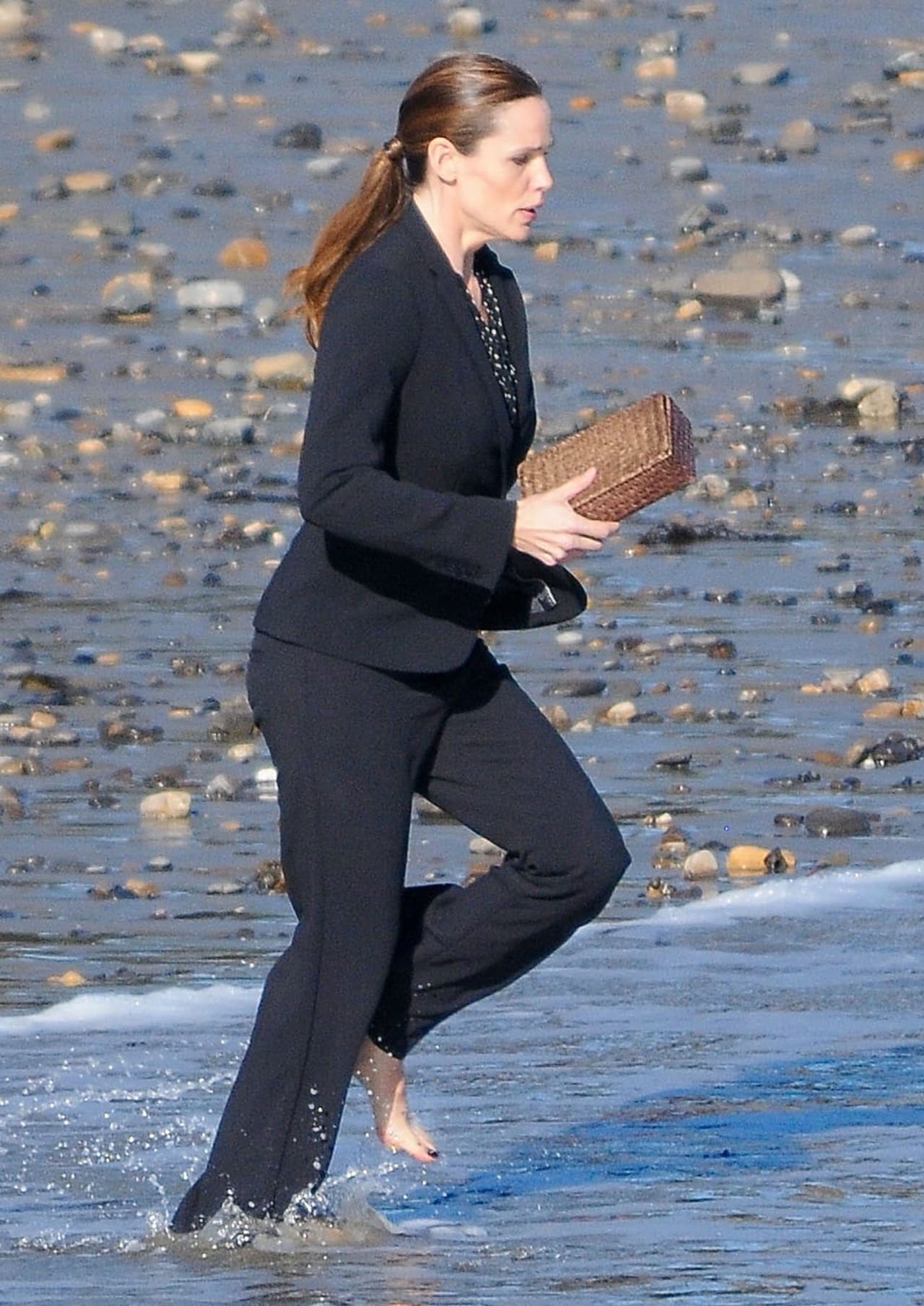 Jennifer comenzó a correr en la arena.