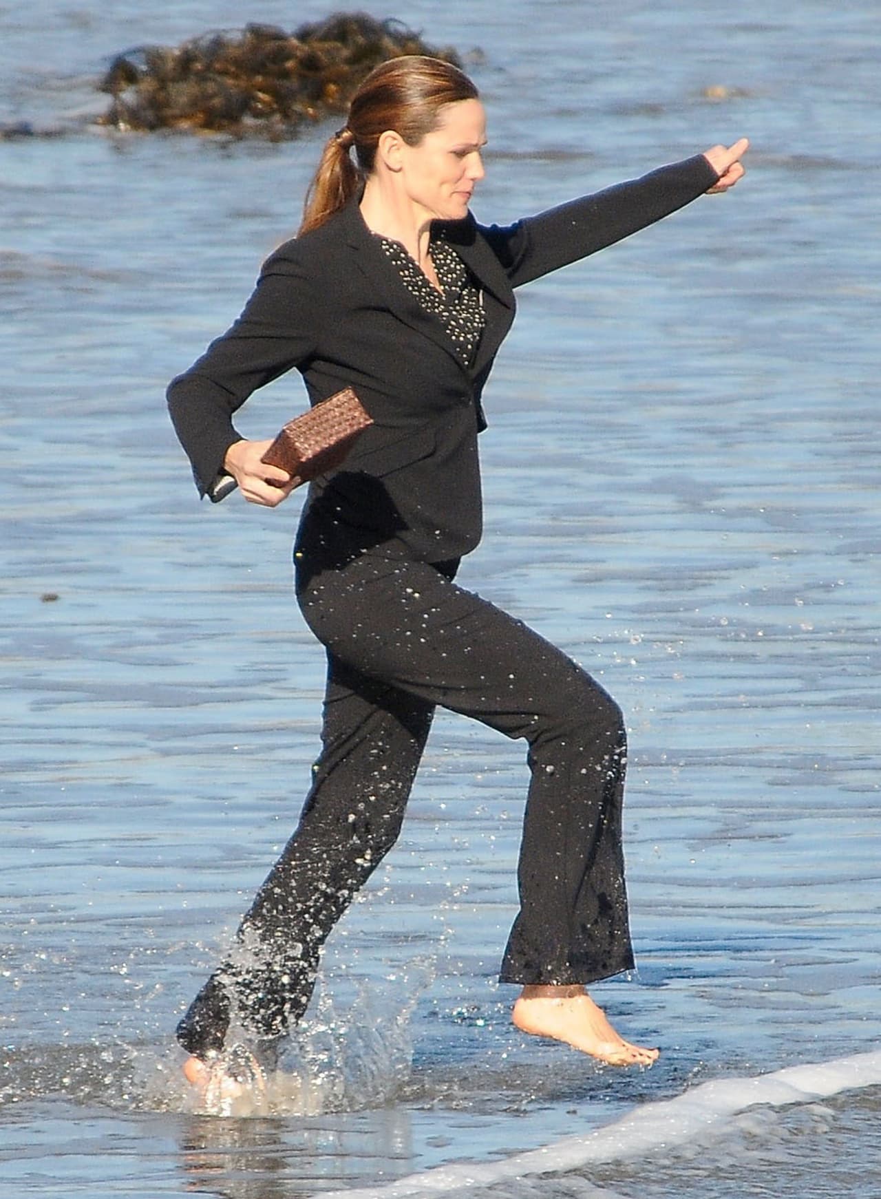 Brincó sobre las pequeñas olas del mar.