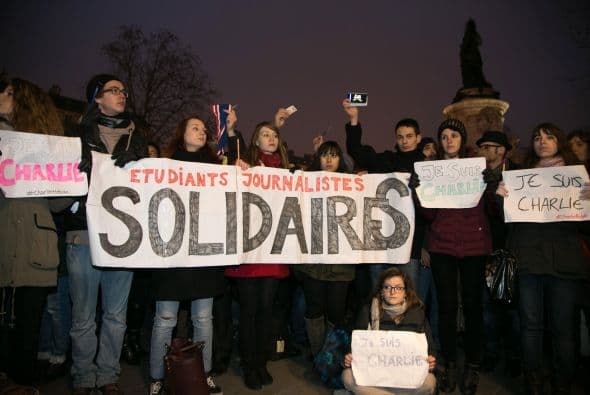 Miles de ciudadanos se han acercado hasta la plaza de la República de París para, en silencio absoluto, rendir homenaje a las víctimas del atentado.