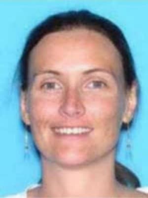 <h3 class="cms-H3-H3">Leslie Delbecq</h3>
<br>
<br>Esta mujer de 39 años, oriunda de Michigan, 
<a href="https://www.fbi.gov/wanted/parental-kidnappings/leslie-delbecq" target="_blank">es acusada de participar junto a su madre del secuestro en 2010 de su hija </a>Gabrielle Dahm, del condado Broward Florida, luego de obtener la custodia compartida con su ahora exesposo Christopher Dahm, padre biológico de la niña. 
<br>
<br>La agencia especifica que Delbecq y su madre, Jeanine
<b> </b>De Riddere
<b>, </b>sacaraon a Gabrielle de Florida y la llevaron a Abu Dhabi, Emiratos Árabes Unidos, violando la orden de la corte del condado de Broward que exigía que la niña fuera devuelta el 4 de agosto de 2020 al padre de la menor. 
<br>
<br>Un año después, madre e hija fueron acusadas de secuestro parental internacional por un Gran Jurado Federal del Tribunal de Distrito de los Estados Unidos, Distrito Sur de Florida y se emitieron órdenes federales para sus arrestos.
<br>