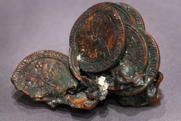 El cuarto avión, perteneciente al vuelo 93 de United Airlines, no alcanzó ningún objetivo al resultar estrellado en campo abierto, cerca de Shanksville, en Pensilvania, tras perder el control en cabina como consecuencia del enfrentamiento entre los pasajeros y tripulantes con el comando terrorista.