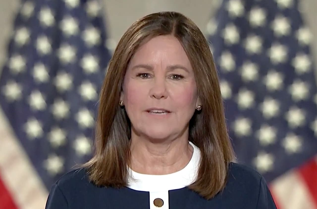 Karen Pence, esposa del vicepresidente 
<a href="https://www.univision.com/temas/mike-pence">Mike Pence</a>, resaltó el centenario del logro del derecho al voto para mujeres. Karen Pence pidió el apoyo de las mujeres para reelegir al presidente. El presidente Trump tiene 'problemas' con el electorado femenino. Su oponente, el demócrata Joe Biden, lo aventaja en grandes márgenes en la intención de votantes mujeres, hasta 25 puntos porcentuales más, según datos recopilados por 
<a href="https://www.nytimes.com/2020/06/09/upshot/polling-trump-erosion-support.html"><i>The New York Times</i></a>.
<br>
