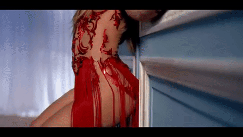 En 'Can't remember to forget you' Shakira y Rihanna protagonizaron un duelo de caderas contra la pared.