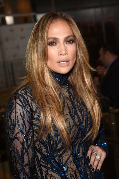 La cara de Jenni no luce tan blanca con en esa promoción de su disco.