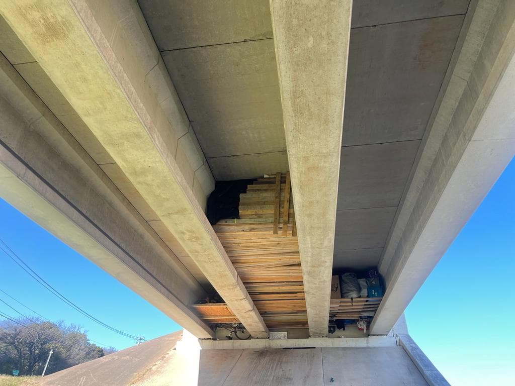 <b>(Por si no lo viste) </b>
<br>
<br>Un video a través de las redes sociales mostraba el campamento de indigentes secreto donde estas personas utilizando madera lograron construir una estructura solida debajo de un puente.