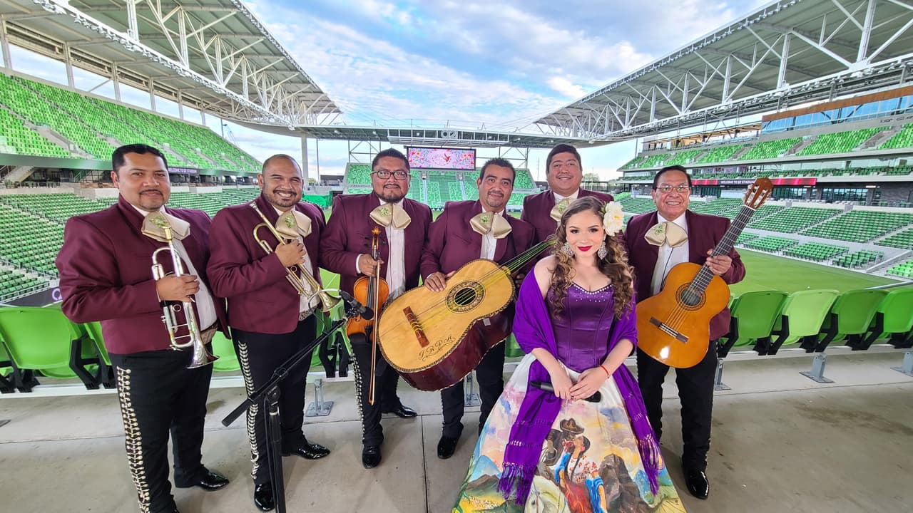 El himno nacional fue interpretado por Alexandra Dorantes.