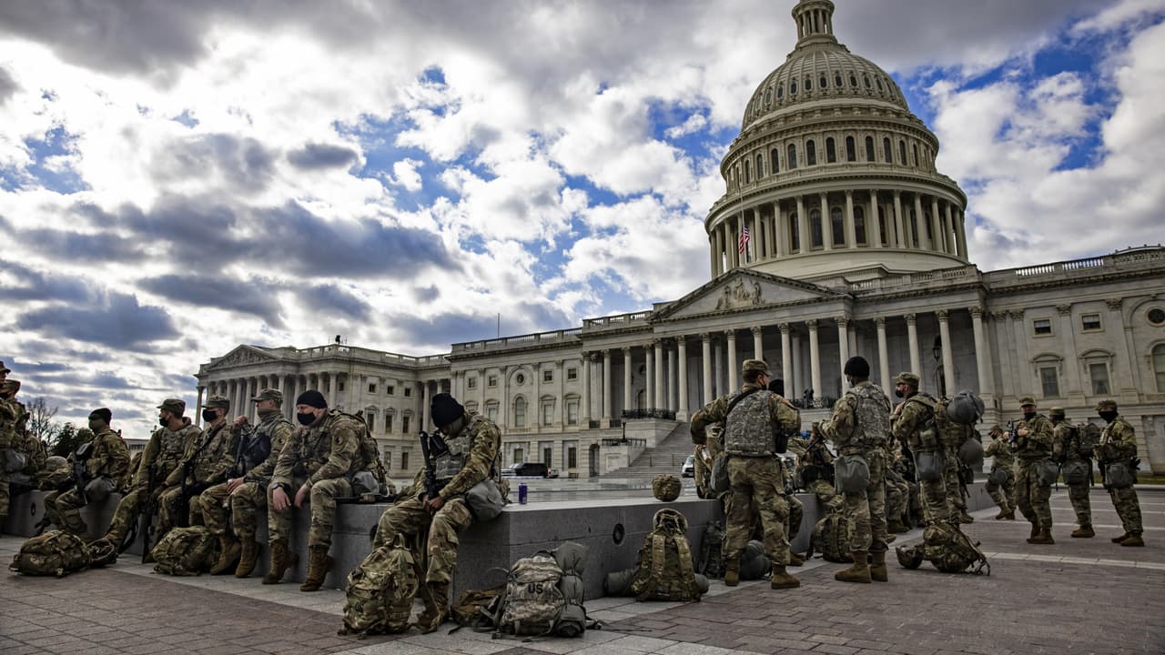 En momentos en que se señala a la campaña de Donald Trump de haber organizado la marcha que terminó en la irrupción al Capitolio –y no los simpatizantes, como se afirmó inicialmente—las autoridades blindan prácticamente la capital, para minimizar el riesgo de ataques y violencia en la juramentación de Joe Biden.