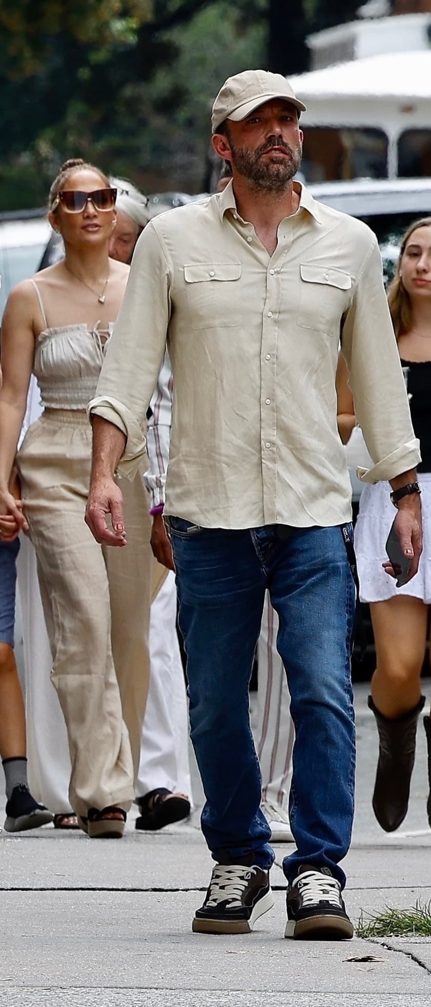 Mientras el personal se encontraba trabajando en la mansión, el mismo 18 de agosto la intérprete de ‘On the floor’ y el actor de ‘Armageddon’ pasearon y realizaron compras en Savannah, Georgia. 
<br>