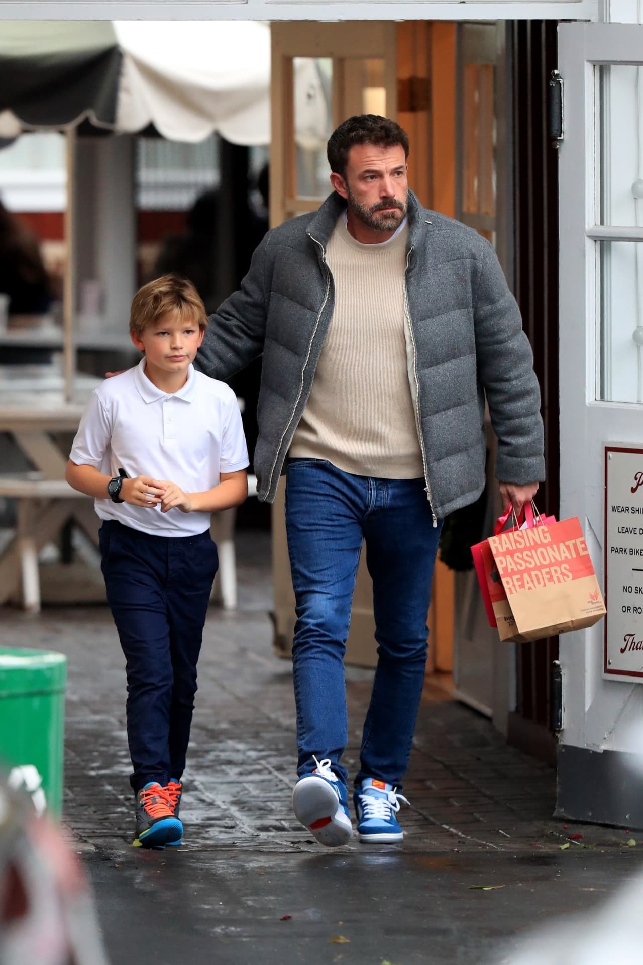 El actor fue a una librería en Country Mart en Los Ángeles, acompañado de su único hijo varón. 
<br>