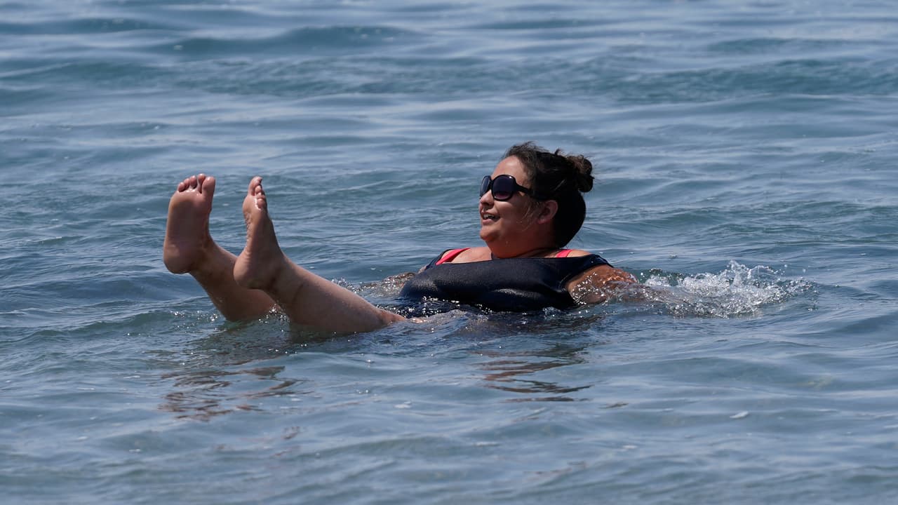 <h3 class="cms-H3-H3"><b>6. Utah</b></h3>
<br>
<br>Jessica Sheetz nada en el Great Salt Lake, el pasado martes 15 de junio de 2021, en las cercanías de Salt Lake City, Utah. El estado ha registrado un aumento promedio de 3.0 ºF en los últimos 30 años. La capital de Utah alcanzó los 104º F (40º C) en junio, 
<a href="https://www.univision.com/temas/ola-de-calor">la mayor temperatura</a> que ha registrado en medio siglo. 
<br>