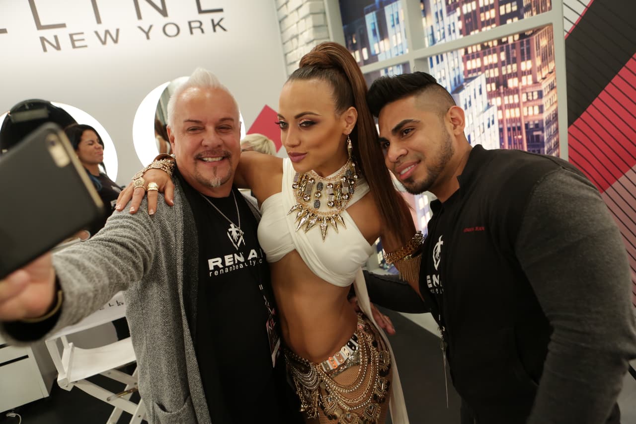 Detrás de cámaras las chicas nos sorprenden cargadas de artillería pesada… pero de belleza y sensualidad.