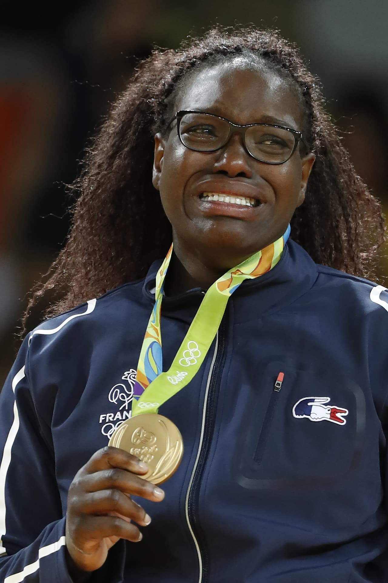 La fuerza e intensidad en el combate de la judoca francesa originaria de Martinica y su emoción al recibir la medalla de oro que obtuvo en Río, conmovió a los espectadores.