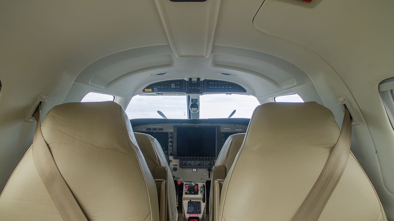 Su interior es pequeño, y que sus dimensiones son 8,8 metros de longitud, con una envergadura de 13,1 metros y una altura de 3,4 metros.