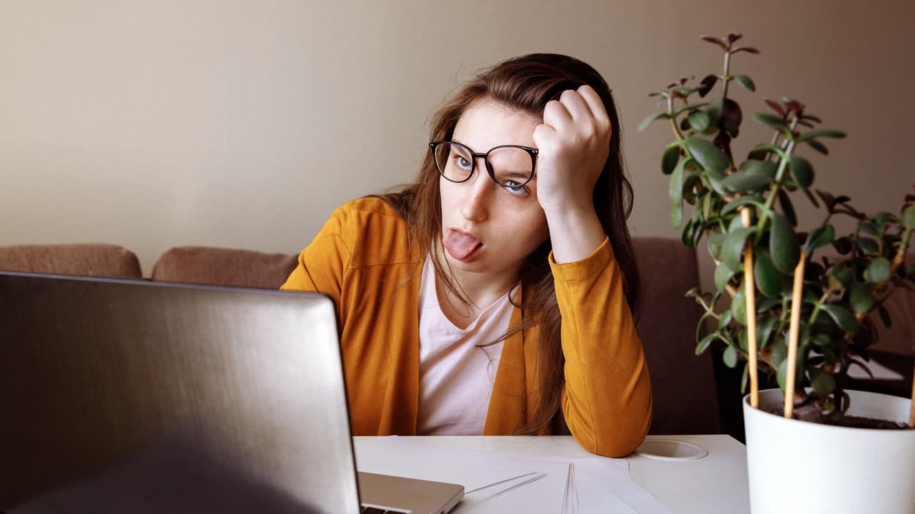 Trabajar desde casa nos ha mostrado otra cara: la 
<a href="https://www.univision.com/shows/despierta-america/que-es-la-fatiga-virtual-consejos-para-identificar-los-sintomas-y-saber-como-combatirla-video">fatiga virtual</a>, algo que muchos ya padecían pero hasta ahora ha cobrado visibilidad.