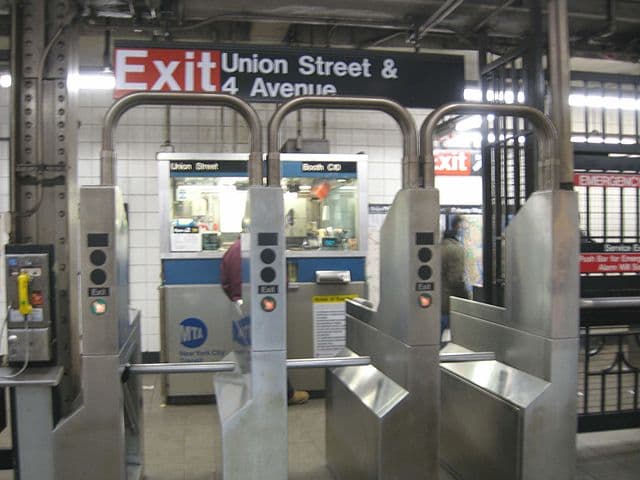 La MTA dice que aún no decide si dejará de aceptar pagos en efectivo en las casetas del subway