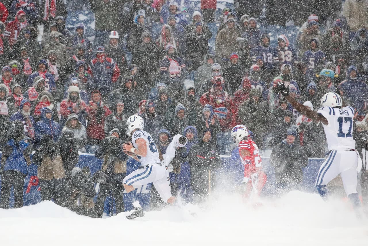 Con una nevada espectacular en el Estadio Ralph Wilson, los Buffalo Bills vencieron 13 - 7 a los Indianapolis Colts en tiempo extra.