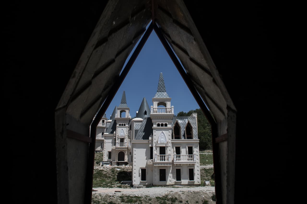 El costo total del proyecto es cercano a los 200 millones de dólares. La desaceleración económica y el debilitamiento de la lira turca han dejado a muchas empresas incapacitadas para pagar grandes deudas en moneda extranjera que se tomaron prestadas para financiar proyectos, lo que dio lugar a que muchas empresas se declaran en bancarrota y dejarán proyectos sin terminar.