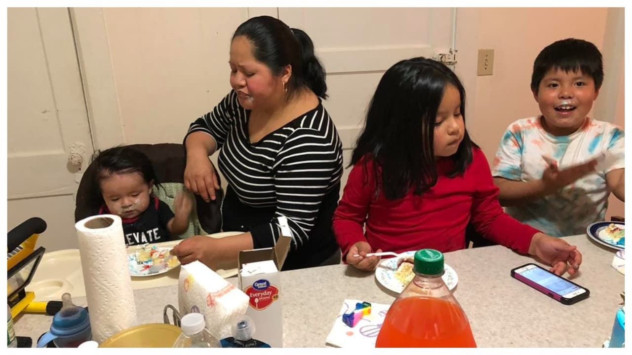 Fotos en Facebook de ambos muestran que llevaban una vida de familia tranquila: se les ve sonrientes en fiestas familiares y en actividades del día a día.