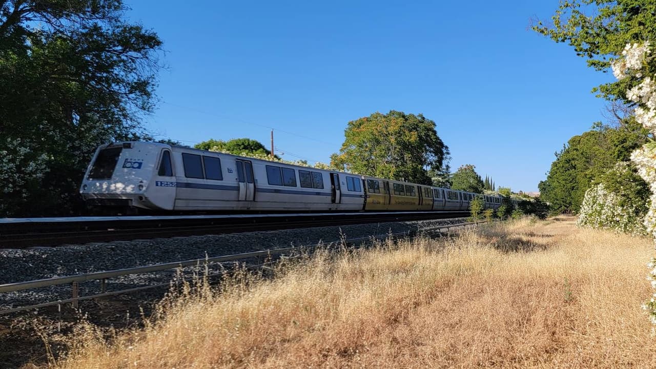 Calor extremo provoca retrasos en trenes del BART y fallas mecánicas en autobuses del VTA