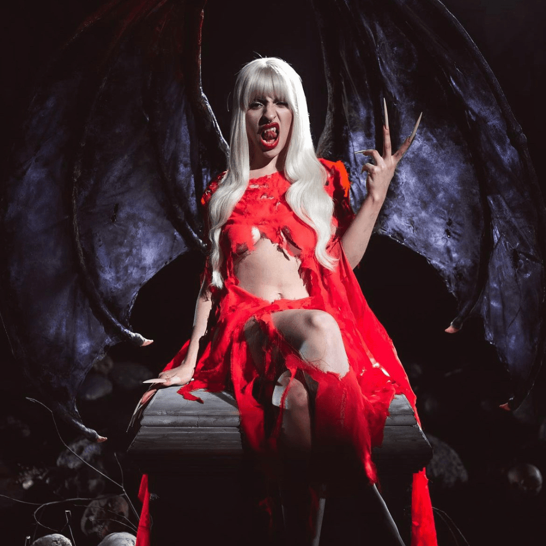 ¿Halloween o un videoclip que nunca salió? 
<a href="https://www.univision.com/musica/cazzu-en-onlyfans-cuanto-gana-la-nena-trampa-mensual-por-sus-contenidos" target="_blank">Cazzu compartió fotos de ella disfrazada</a>, y aunque no nos contó qué personaje era, se ve increíble.