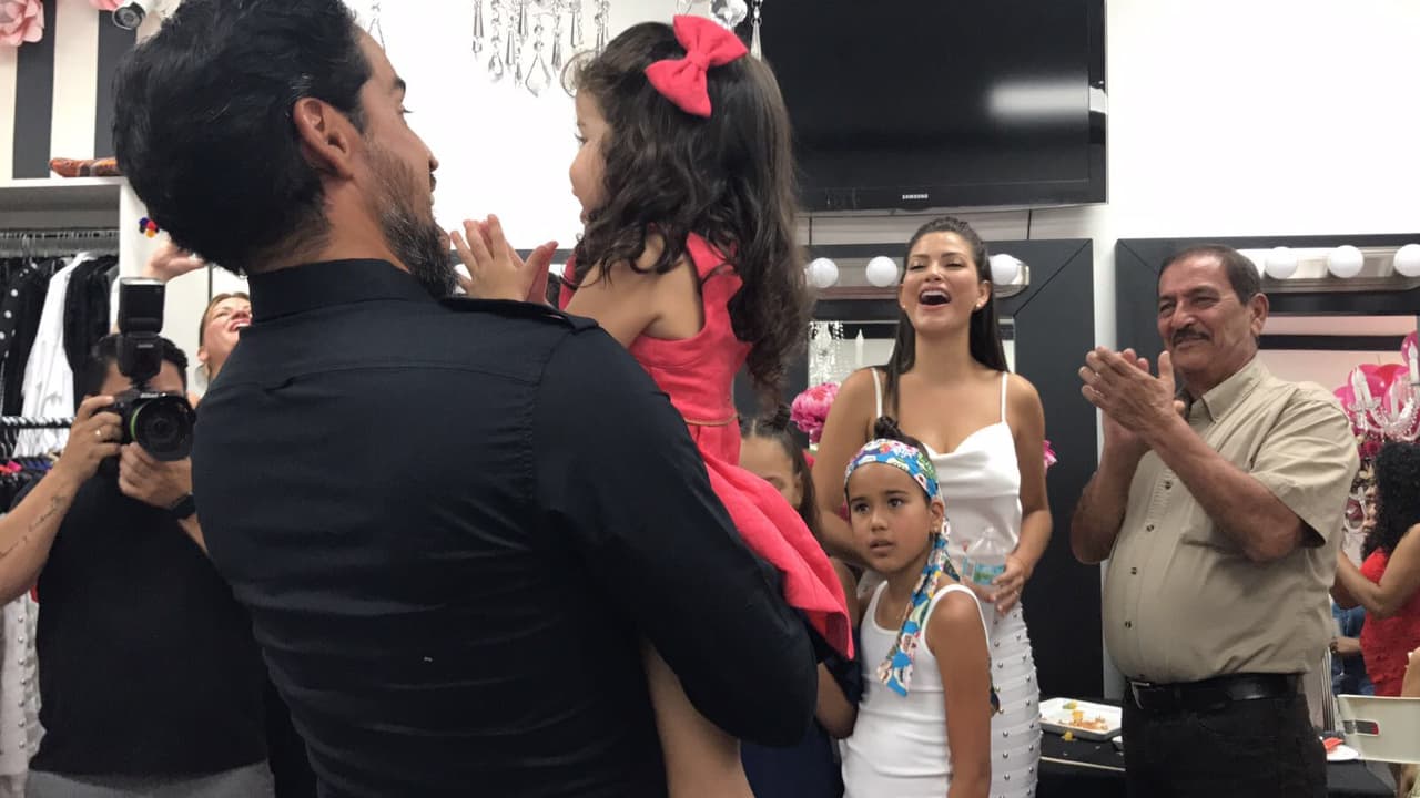 La princesa con su papá, aplaudiendo los triunfos de su mamá.