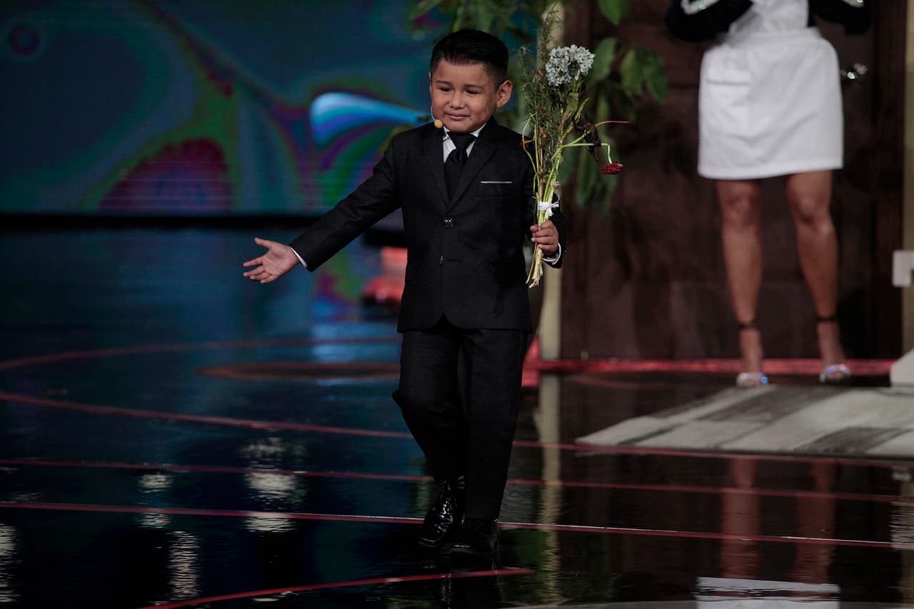 El niño llegó al show con unas flores marchitas, pero listo para encantar a todos cantando 'Que no quede huella'.