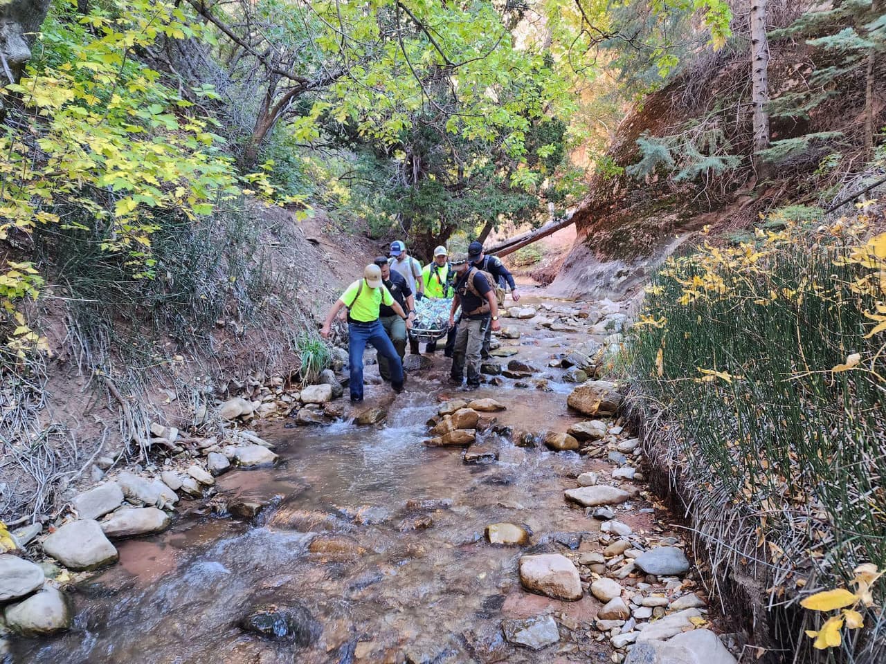 La víctima se encontraba en las Cataratas de Kanarraville cuando se rompió el brazo y cayó por unas escaleras cerca de la cascada, según informó ICSSAR