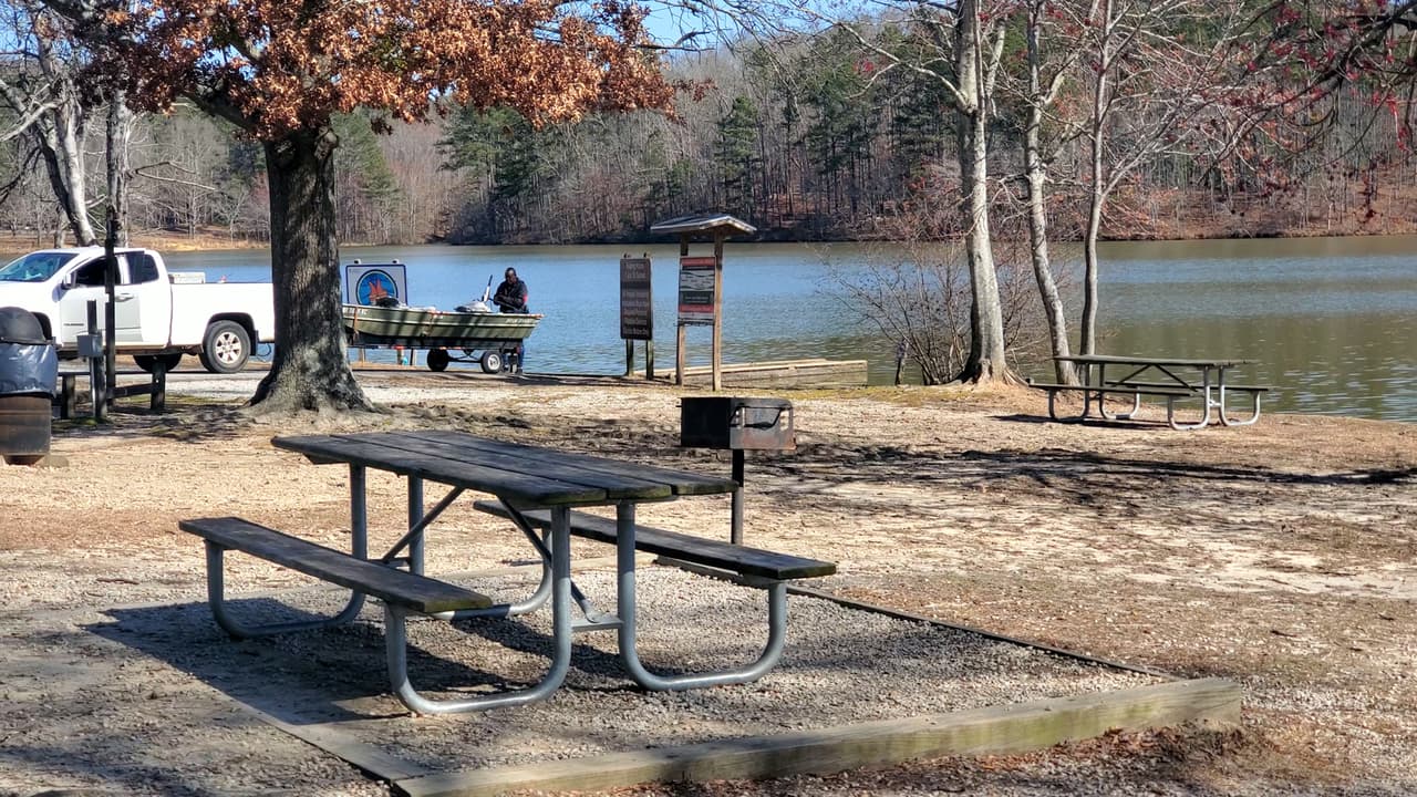 El parque también cuenta con un lago de 215 acres y una zona de picnic con rampa para botes que se vuelven muy populares durante los meses cálidos.