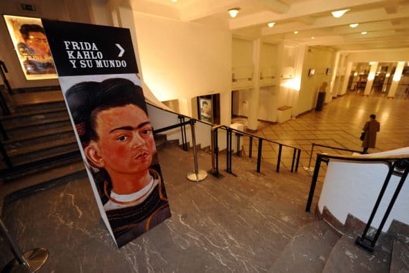 Kahlo contrajo poliomielitis en sus primeros años de vida, lo que afectó el crecimiento de una de sus piernas. A los 18 años, en un accidente de autobús, un tubo de metal le atravesó el vientre, obligándola a someterse a dolorosas operaciones y a postrarse en la cama por largos periodos de su vida.