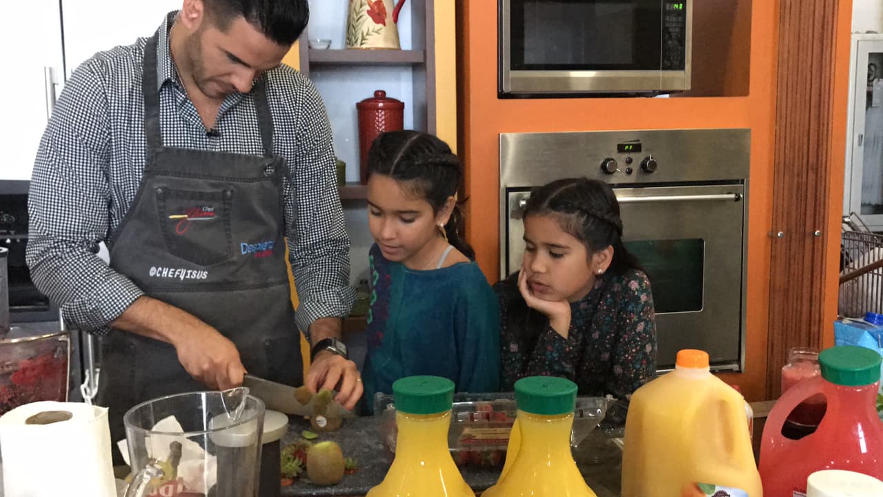 El chef Jesús las invitó a la cocina y las vimos muy atentas a la receta que luego podrán preparar en su casa.
