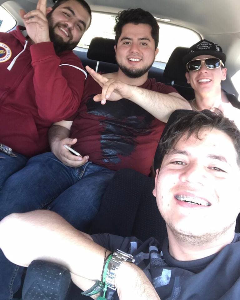 Remmy Valenzuela disfrutando de un tiempo entre amigos.