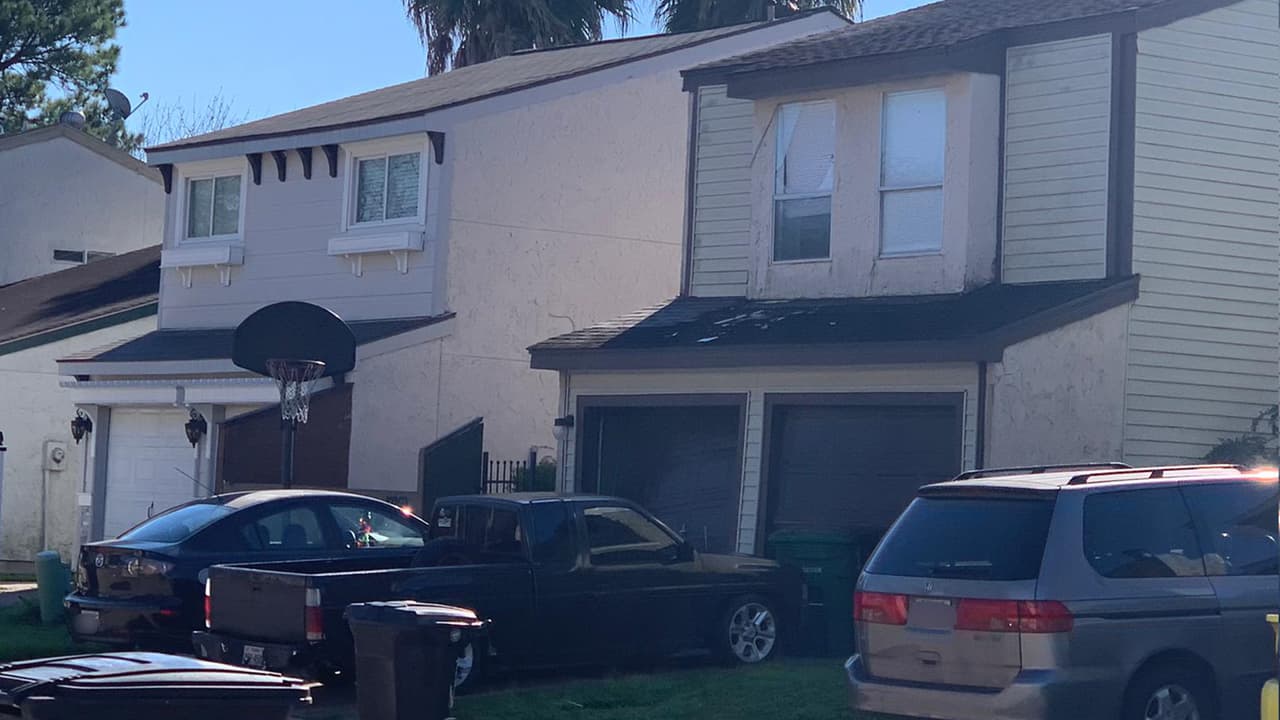 Familiares y amigos participan en las labores de reconstrucción de las viviendas.