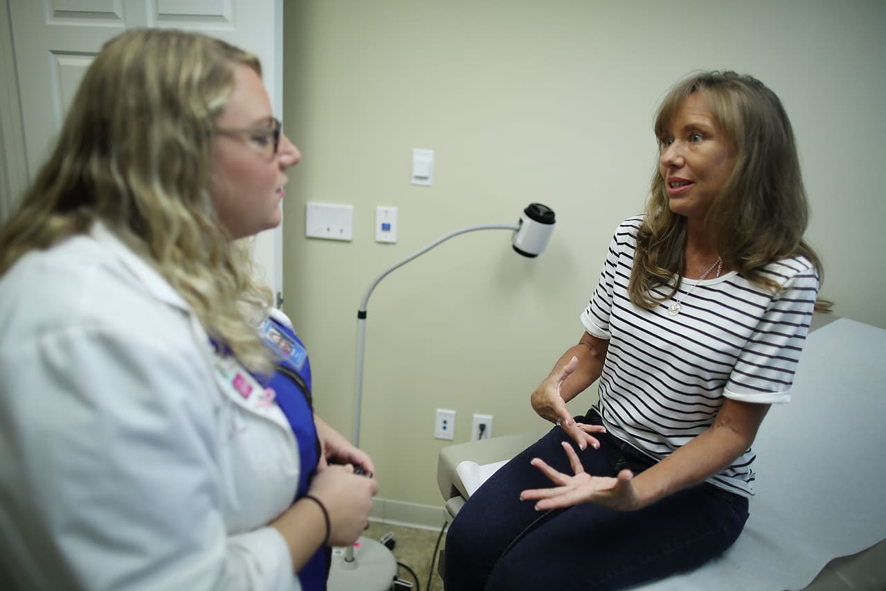 A veces los pacientes tienen largas listas de cosas que desean discutir con el médico, pero lo mejor es enfocarse en las dos o tres que sean más importantes.