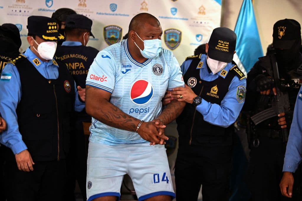 Police officers guard Tokiro Ramirez Rodas (C) aka "Komander", leader of the Mara Salvatrucha (MS-13) gang, required for extradition to the US for alleged drug trafficking in Tegucigalpa, on March 18, 2022.